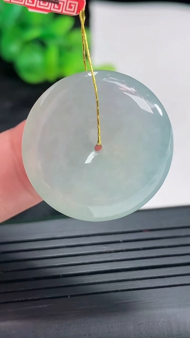 天然A货翡翠平安扣吊坠，尺寸25-5.5重量:7.59g
4月22日