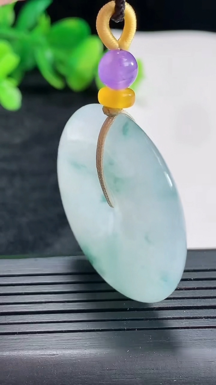 天然A货翡翠飘花平安扣吊坠，尺寸38-7.2重量:22.30g
4月22日