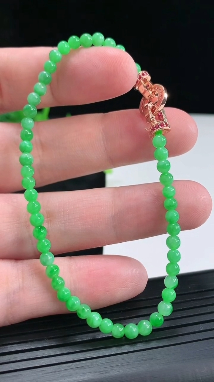 天然A货翡翠小米珠手串，尺寸3.5-50颗重量:6.03g4月22日
工厂直销收藏佳品,种好水足，色