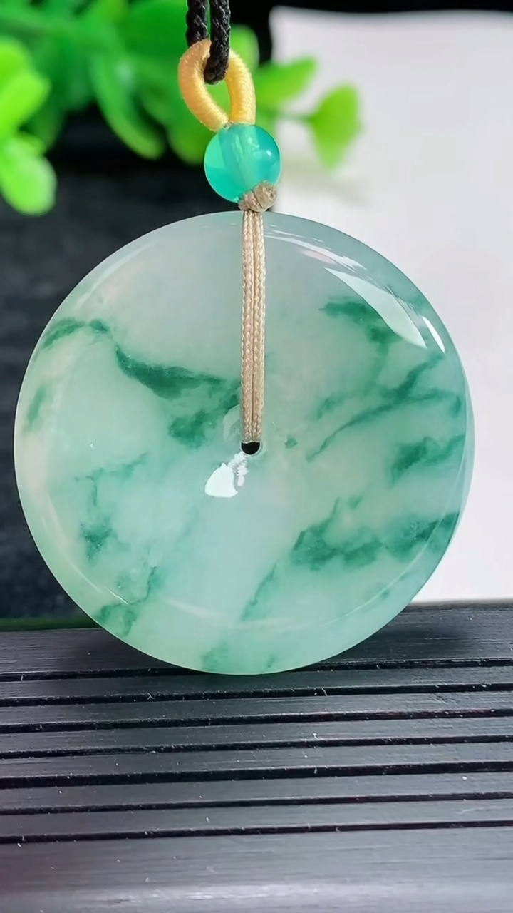 天然A货翡翠飘花平安扣吊坠，尺寸35.5-5.5重量:15.29g
4月22日