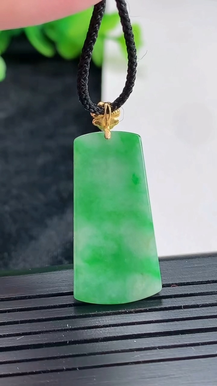 天然A货翡翠无事牌吊坠，尺寸28-15-2.5重量:3.43g
4月22日