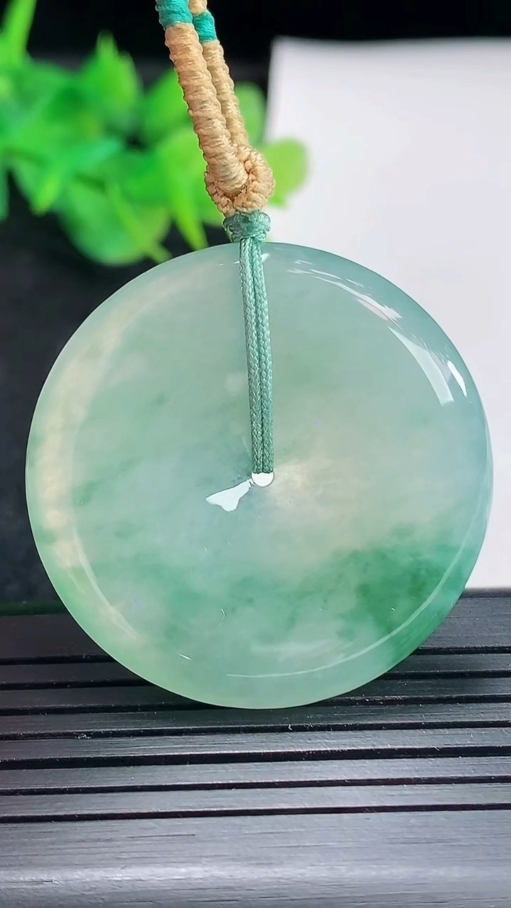 天然A货翡翠飘花平安扣吊坠，尺寸365.5重量:17.62g
4月22日