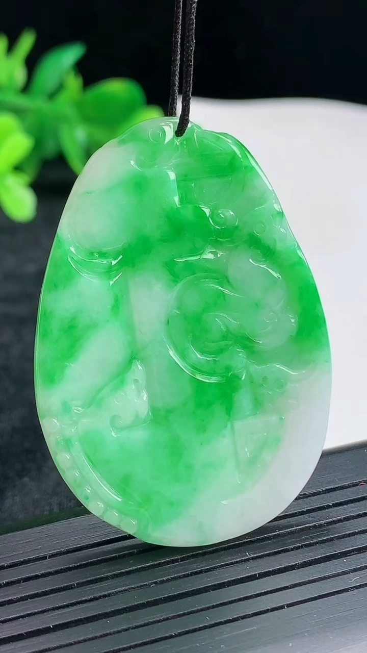 天然A货翡翠仿古龙牌吊坠，尺寸50-35-4重量:14.32g
4月22日