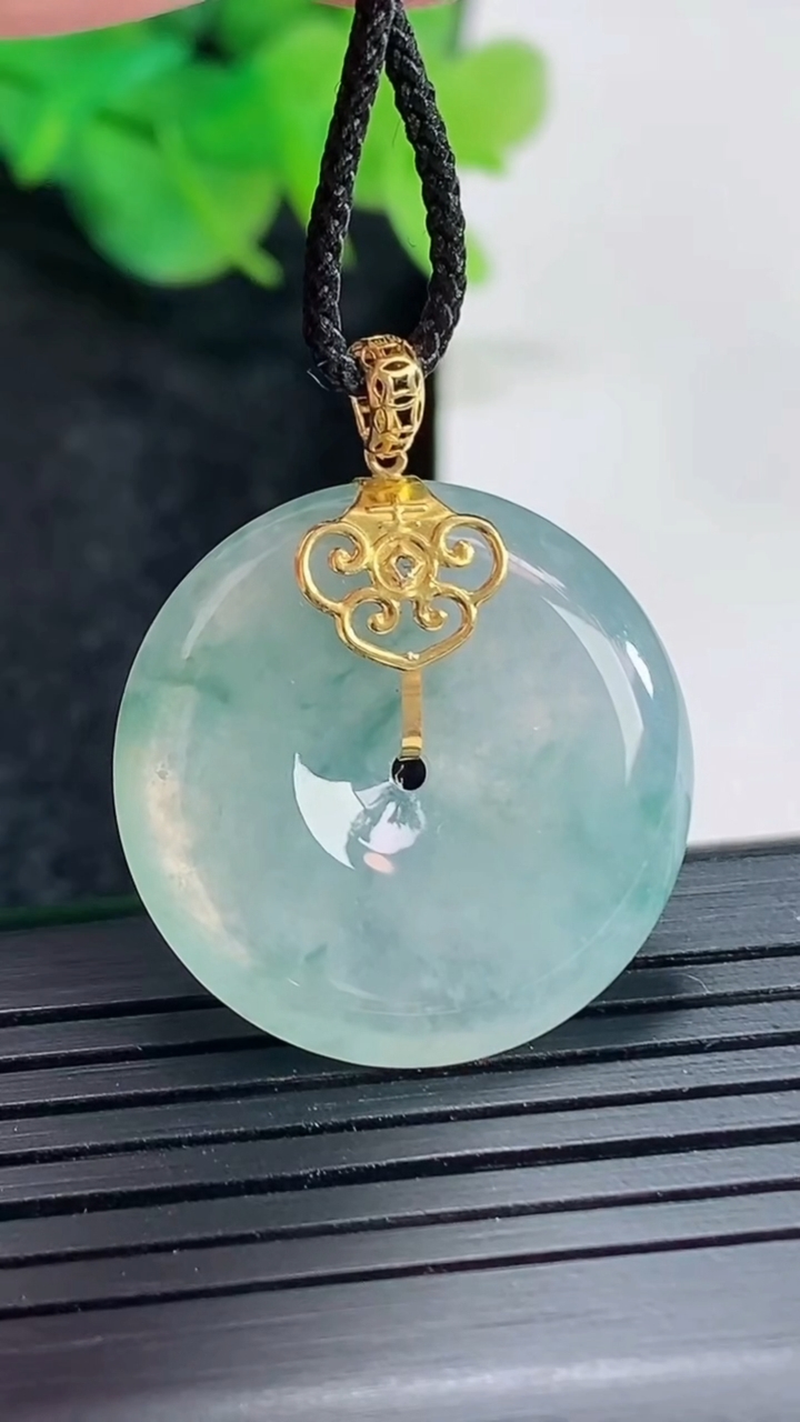 天然A货翡翠18k金飘花平安扣吊坠，尺寸24.5-5重量:5.76g
4月22日