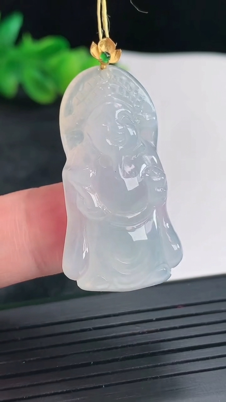 天然A货翡翠种白冰财神爷吊坠，尺寸35-20-5.8重量:8.10g
4月22日