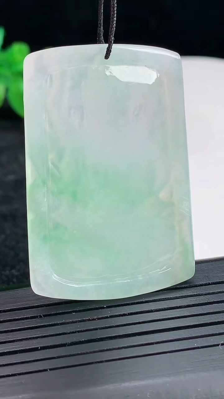 天然A货翡翠千手观音菩萨吊坠，尺寸48.6-23.5-4.2重量:15.39g
4月22日