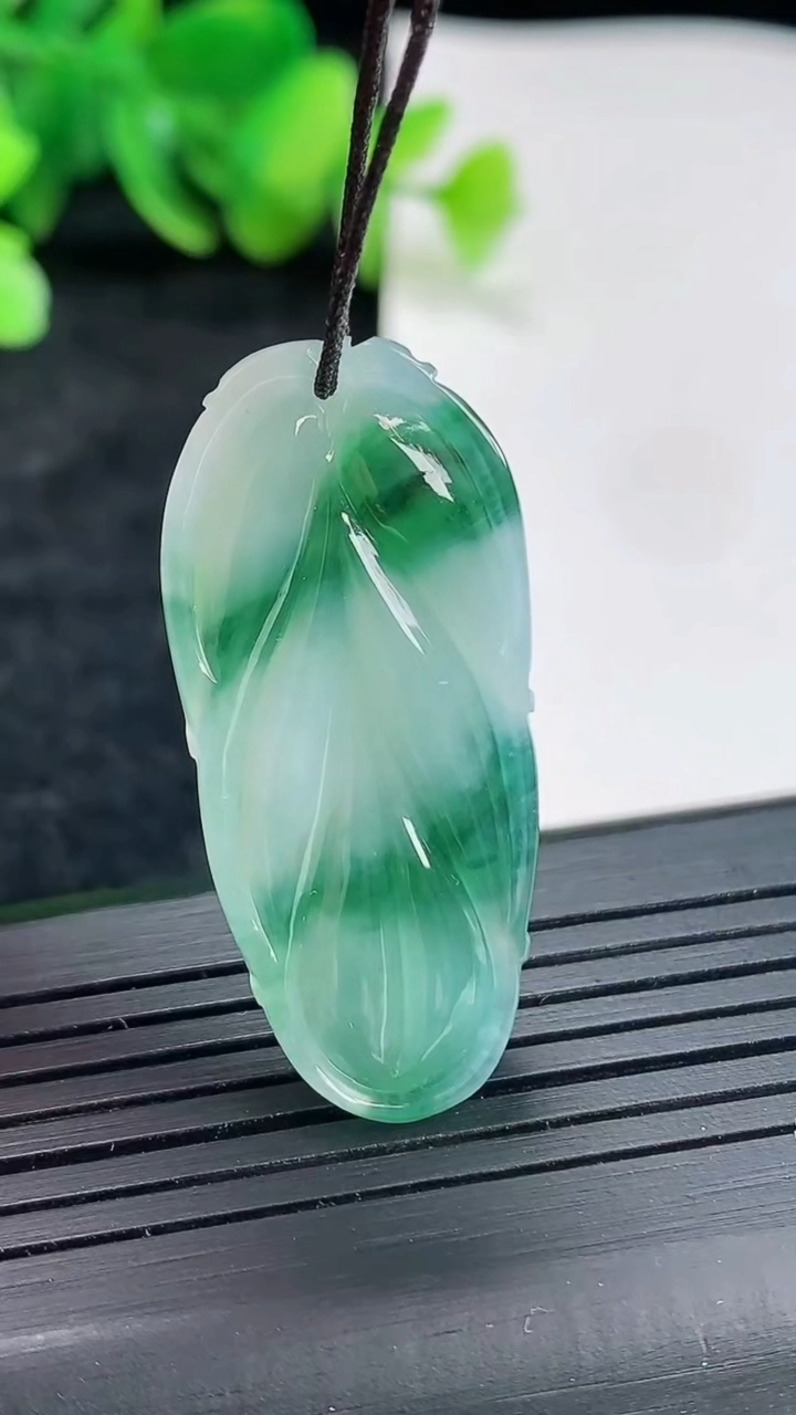 天然A货翡翠飘花金枝玉叶 叶子吊坠，尺寸38-17-4.8重量:6.73g
4月22日
