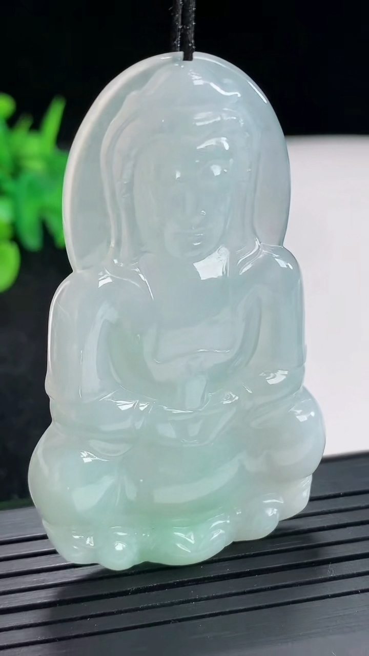 天然A货翡翠正装观音吊坠，尺寸61-37-6重量:21.68g
4月22日