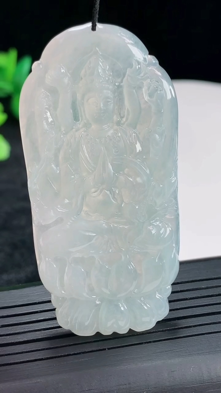 天然A货翡翠千手观音菩萨吊坠，尺寸65-34-5重量:25.91g
4月22日