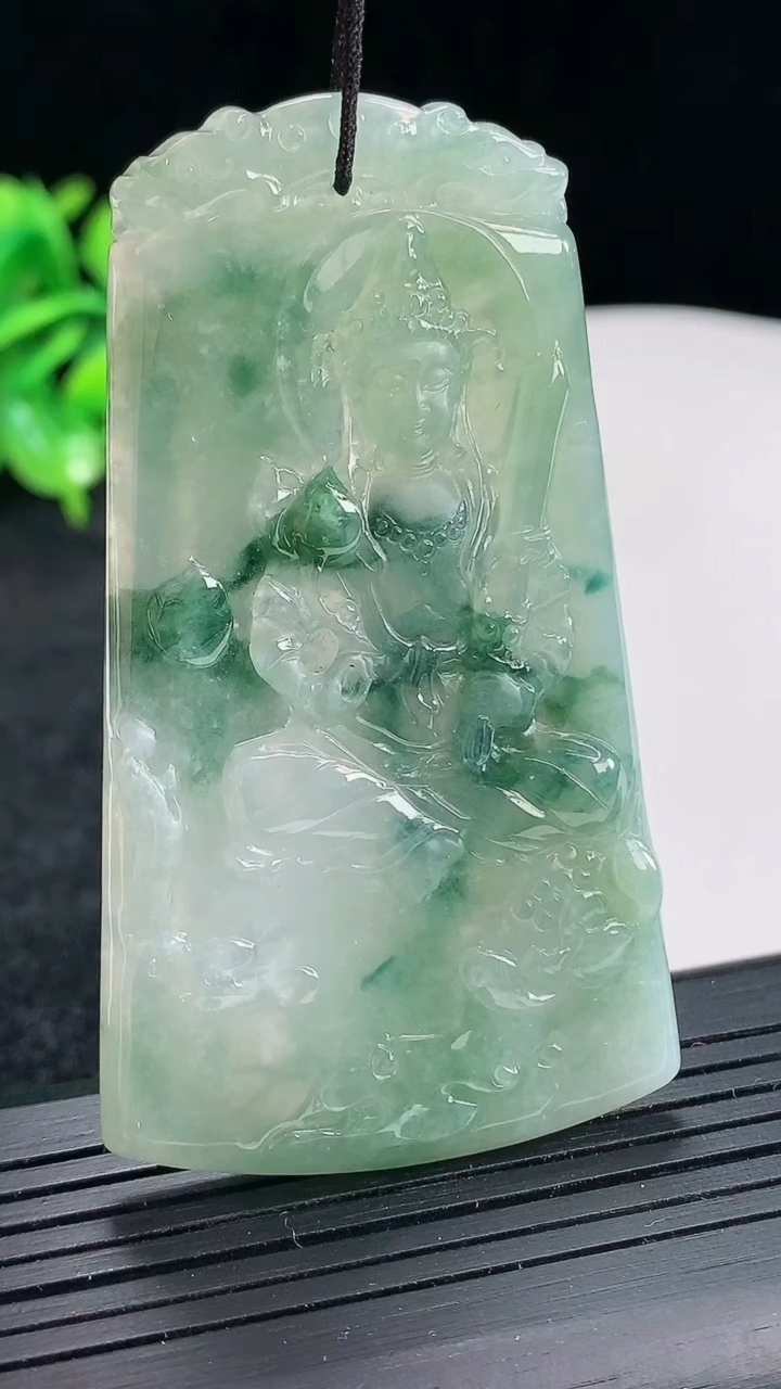 天然A货翡翠飘花虚空藏菩萨吊坠，尺寸65.6-37.5-5重量:29.09g
4月22日