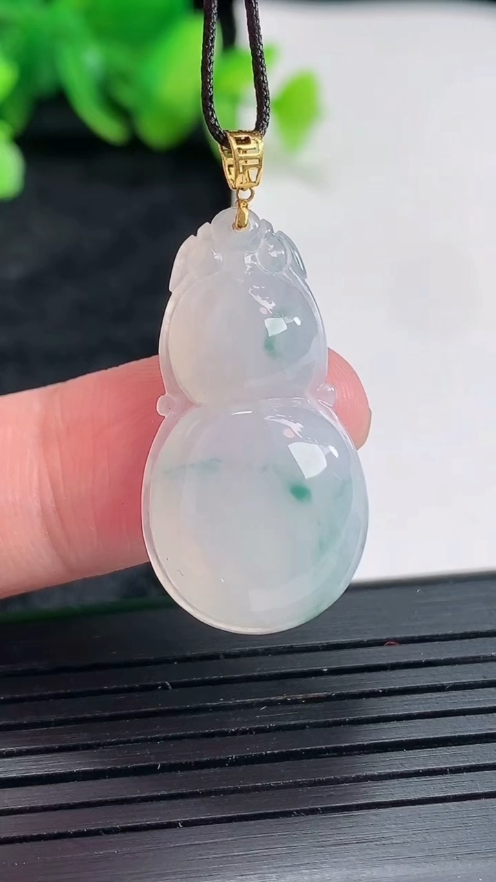 天然A货翡翠18k金飘花葫芦吊坠，尺寸29-16-4.5重量:3.35g
4月22日