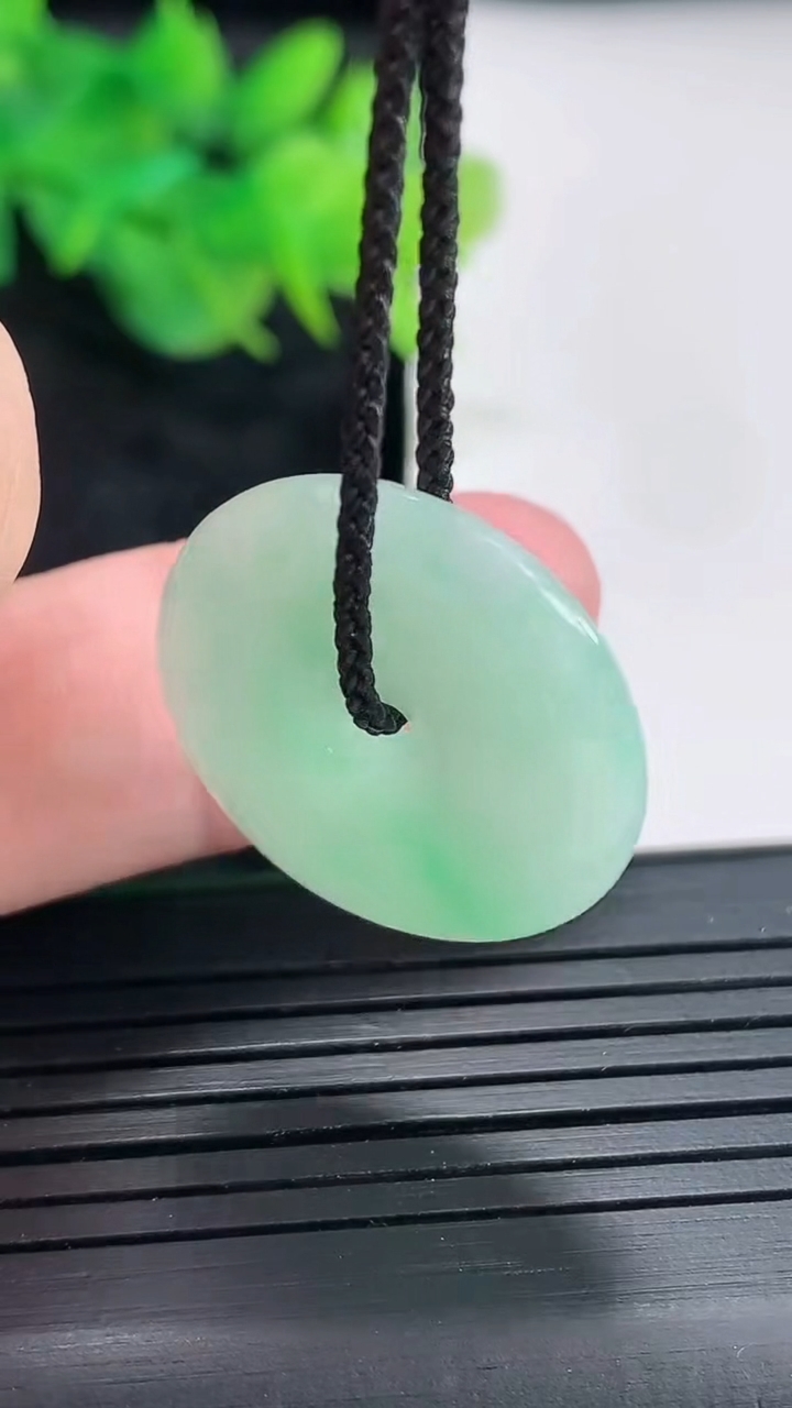 天然A货翡翠平安扣吊坠，尺寸23.5-5重量:5.13g
4月22日