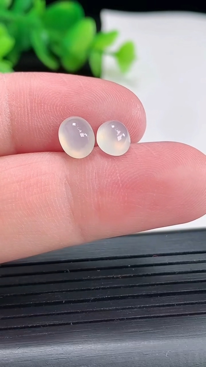 天然A货翡翠蛋面镶嵌件一对，尺寸7-5.5-3.2重量:0.53g
4月22日