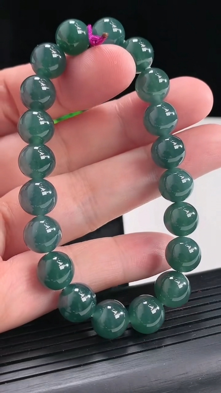 天然A货翡翠圆珠手串，尺寸9.5-20颗重量:33.11g4月22日
工厂直销收藏佳品,种好水足，色泽均匀，有种有色，上手高大气！