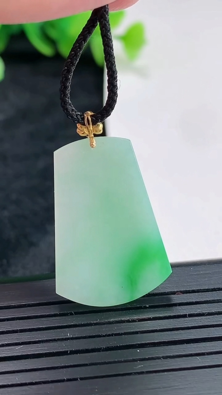 天然A货翡翠无事牌吊坠，尺寸27-19-2.8重量:4.22g
4月22日