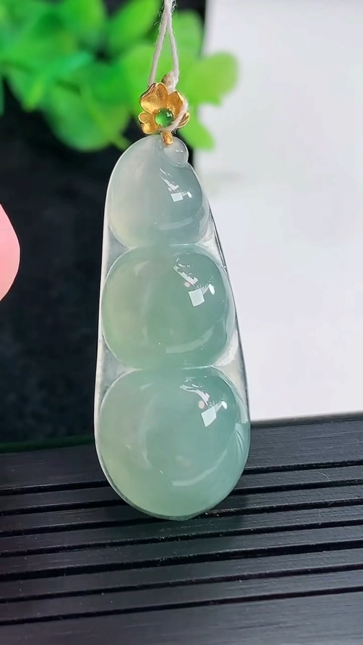 天然A货翡翠福豆吊坠，尺寸36.5-15-6.5重量:5.92g
4月22日