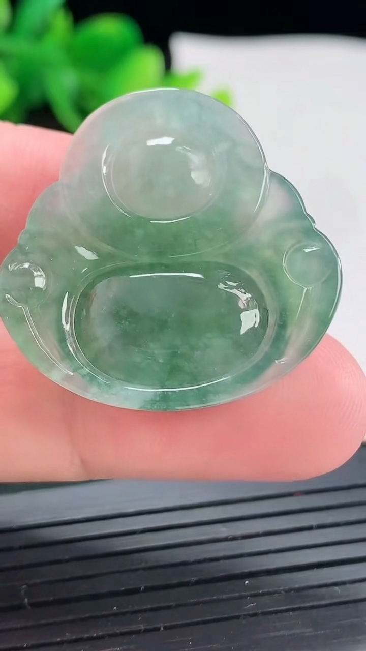 天然A货翡翠飘花佛公吊坠，尺寸29.6-30-6重量:8.19g
4月22日