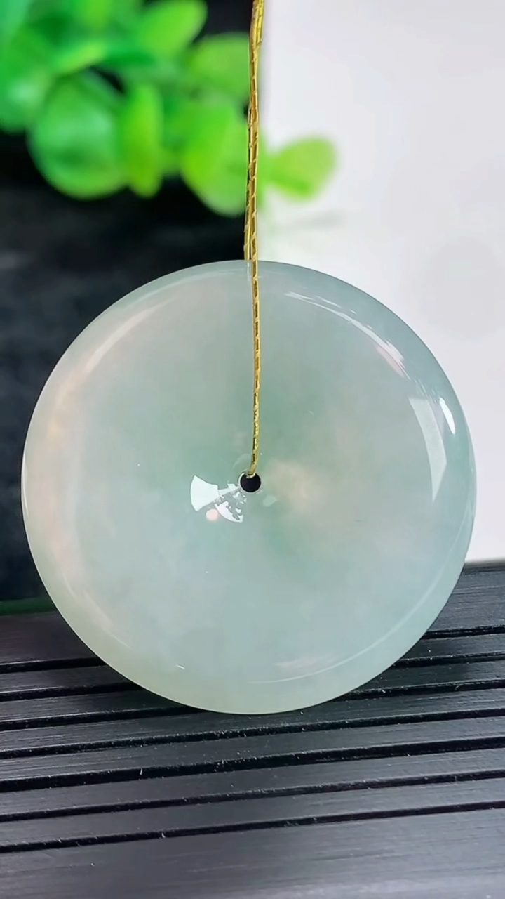 天然A货翡翠飘花平安扣吊坠，尺寸32-5.5重量:12.13g
4月22日