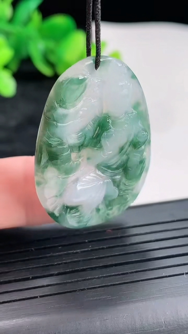 天然A货翡翠飘花普贤菩萨吊坠，尺寸37-26.5-4重量:7.91g
4月22日