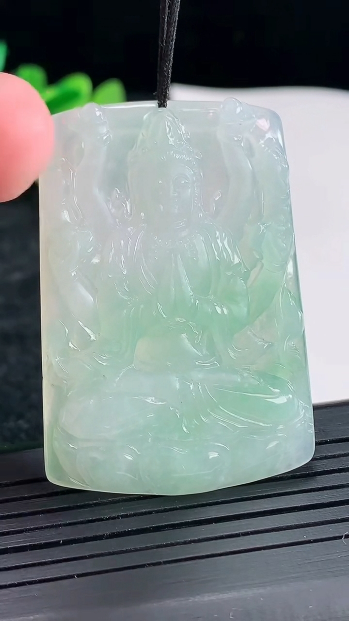 天然A货翡翠千手观音菩萨吊坠，尺寸48.6-23.5-4.2重量:15.39g
4月22日
