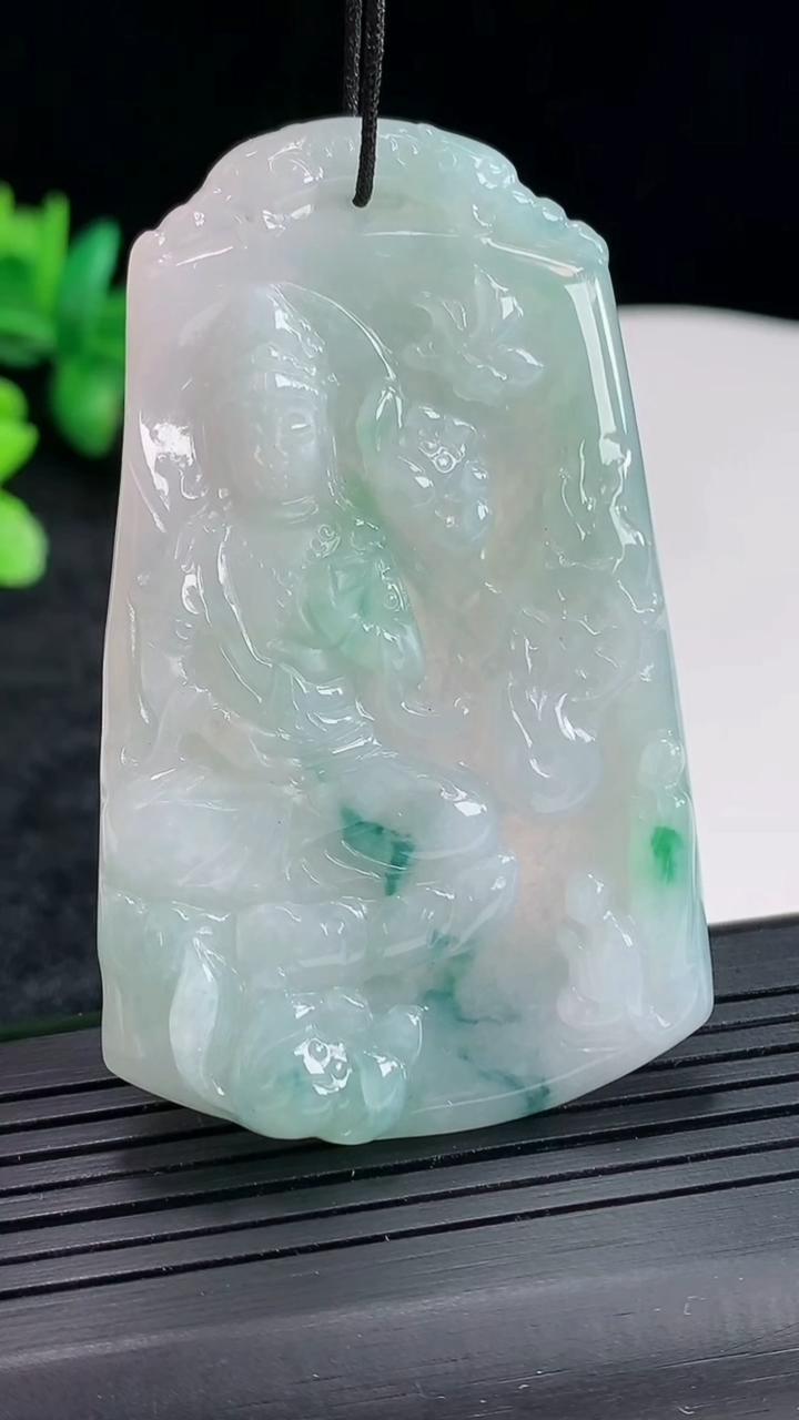 天然A货翡翠飘花大势至菩萨吊坠，尺寸64-38.6-5重量:25.19g
4月22日