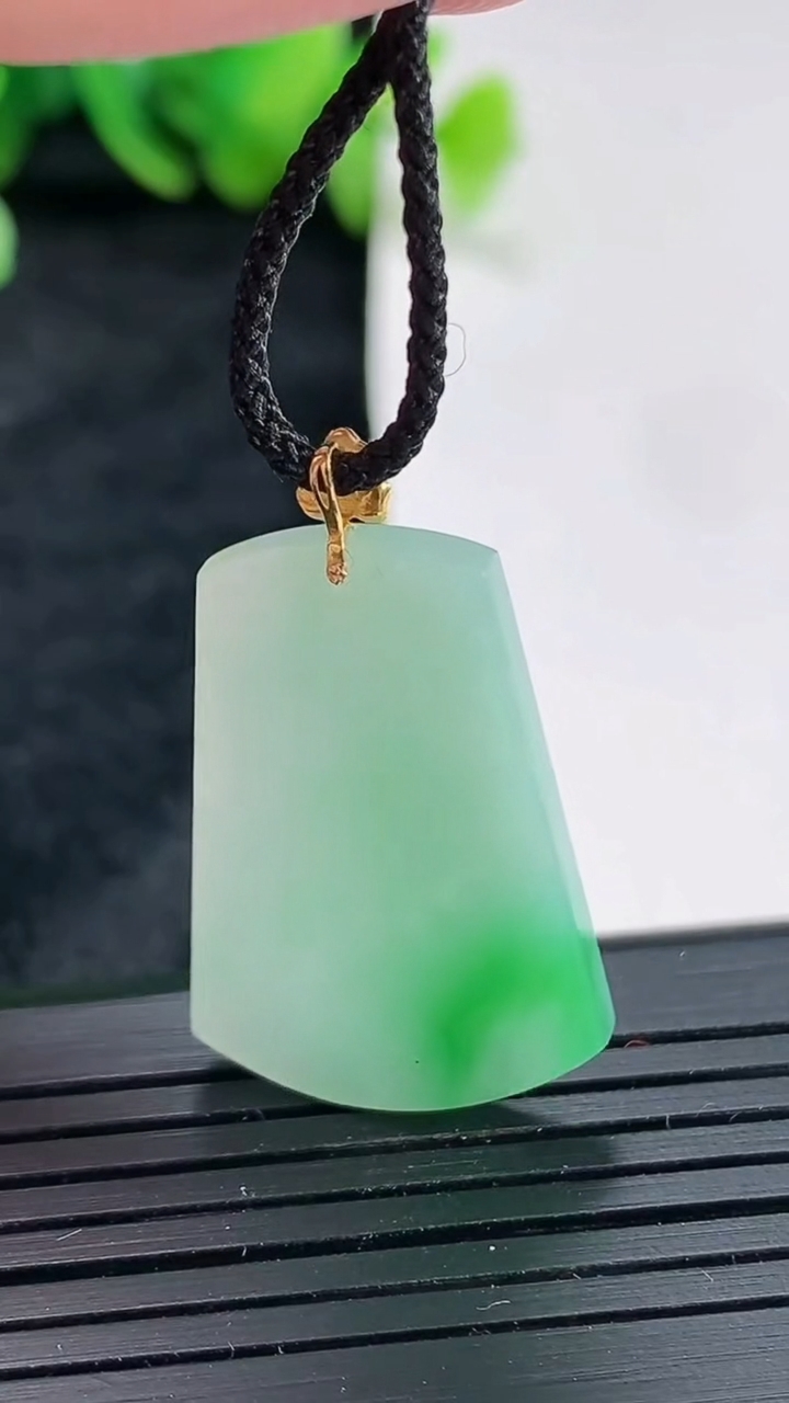 天然A货翡翠无事牌吊坠，尺寸27-19-2.8重量:4.22g
4月22日