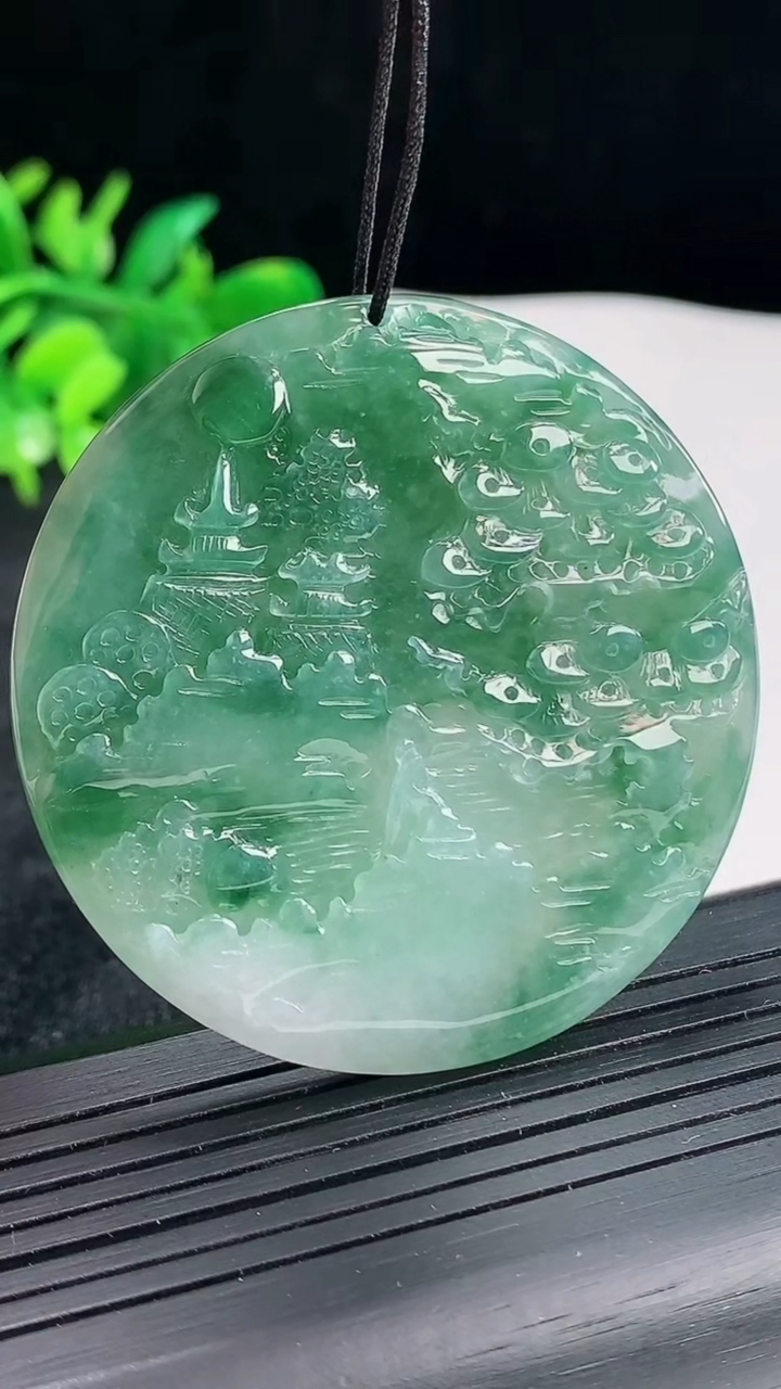 天然A货翡翠牌吊坠，尺寸52-5.5重量:34.47g
4月22日