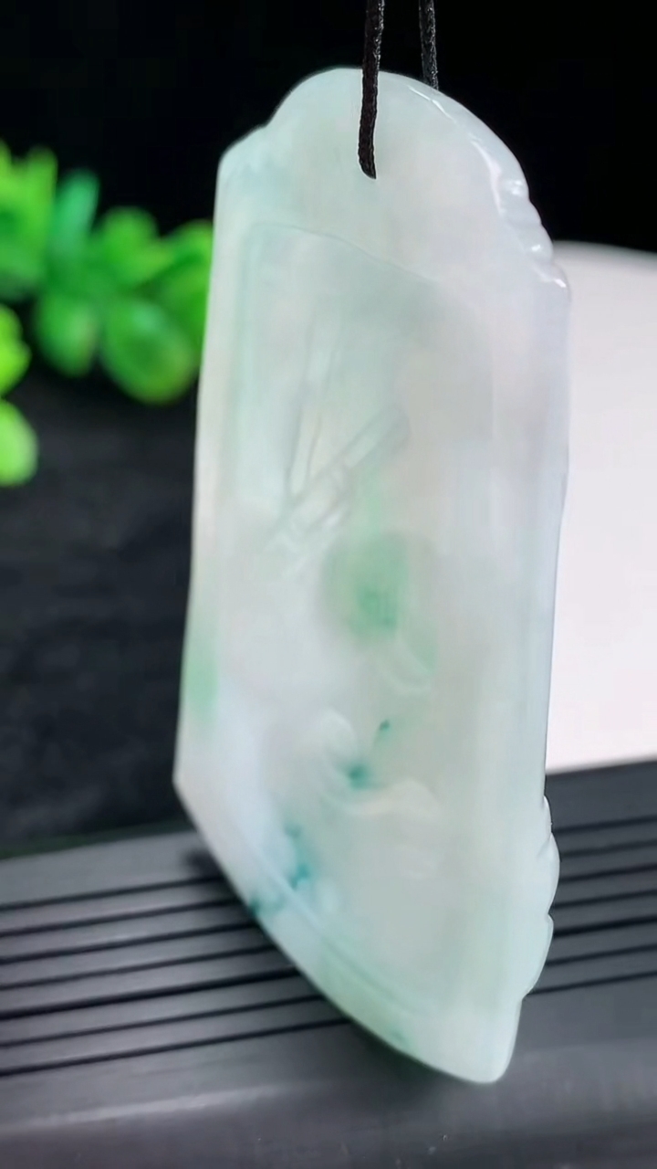天然A货翡翠飘花大势至菩萨吊坠，尺寸64-38.6-5重量:25.19g
4月22日