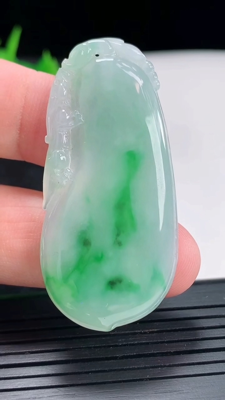 天然A货翡翠福瓜吊坠，尺寸5225-4.2重量:11.42g
4月22日