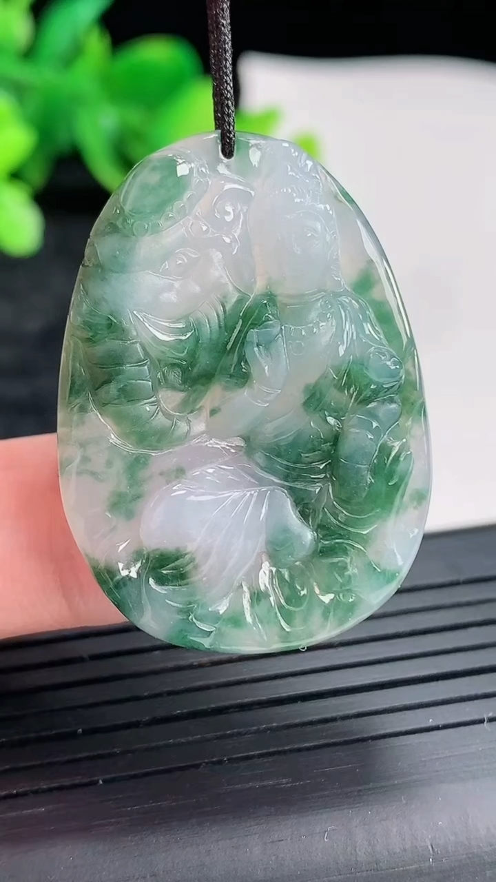 天然A货翡翠飘花普贤菩萨吊坠，尺寸37-26.5-4重量:7.91g
4月22日