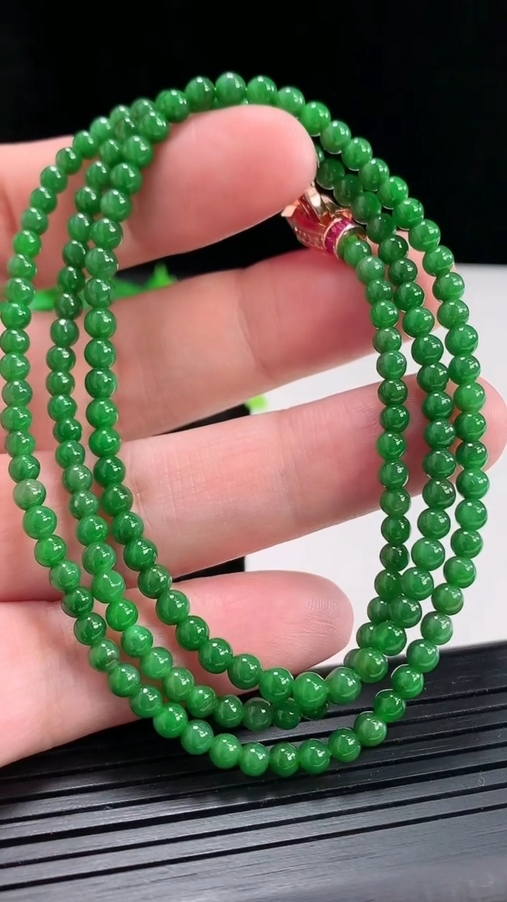 天然A货翡翠圆珠项链，尺寸4-166颗重量:16.56g4月22日
工厂直销收藏佳品,种好水足，色泽均匀，有种有色，上手高大气！