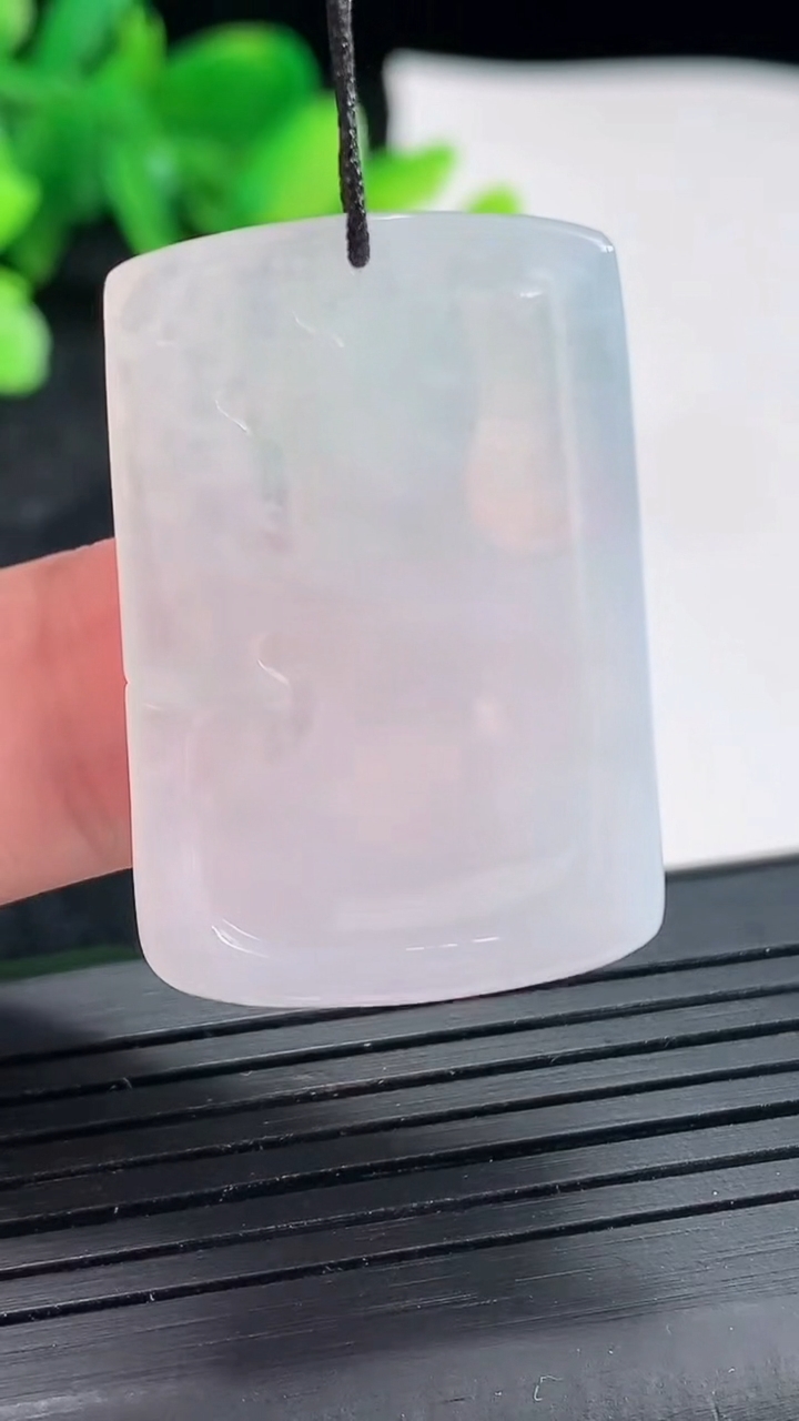 天然A货翡翠不动明王吊坠，尺寸32.8-22.5-4重量:6.55g
4月22日