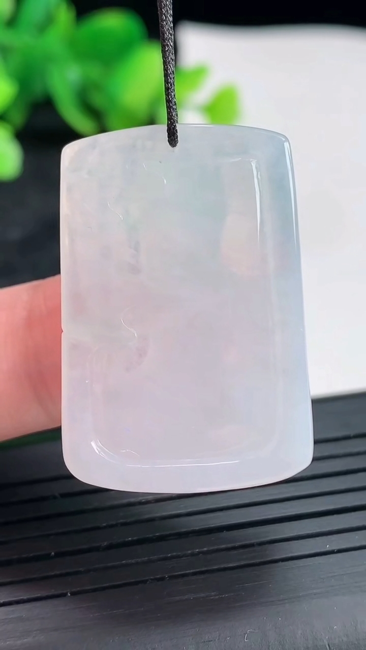 天然A货翡翠不动明王吊坠，尺寸32.8-22.5-4重量:6.55g
4月22日