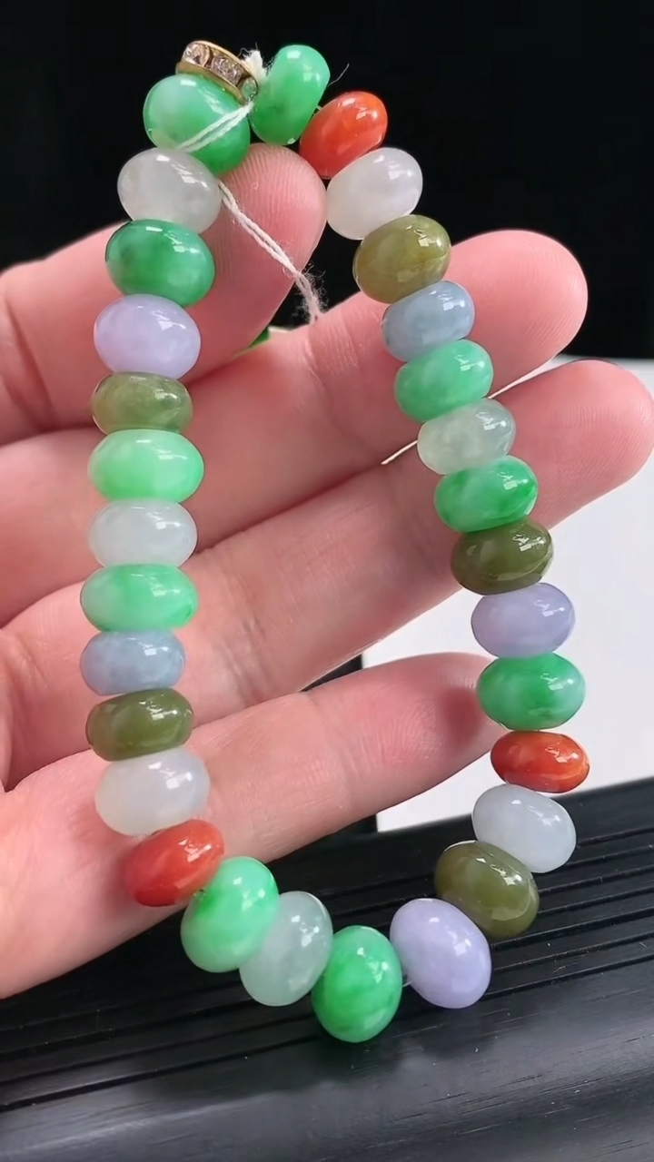 天然A货翡翠三彩算盘珠手串，尺寸9-5-30颗重量:34.86g4月22日
工厂直销收藏佳品,种好水足，色泽均匀，有种有色，上手高大气！