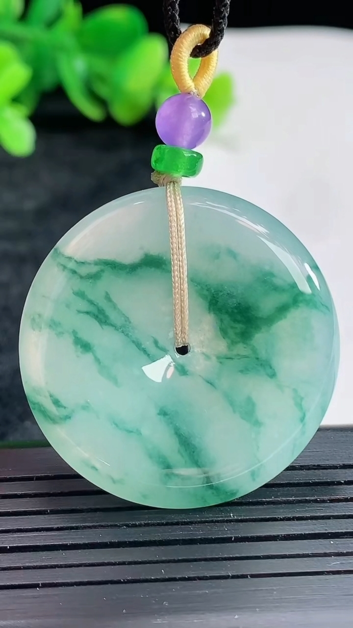 天然A货翡翠飘花平安扣吊坠，尺寸36-5.2重量:15.96g
4月22日