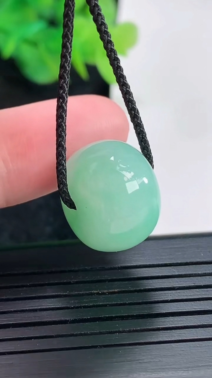 天然A货翡翠路路通吊坠，尺寸17-12.8重量:6.80g
4月22日