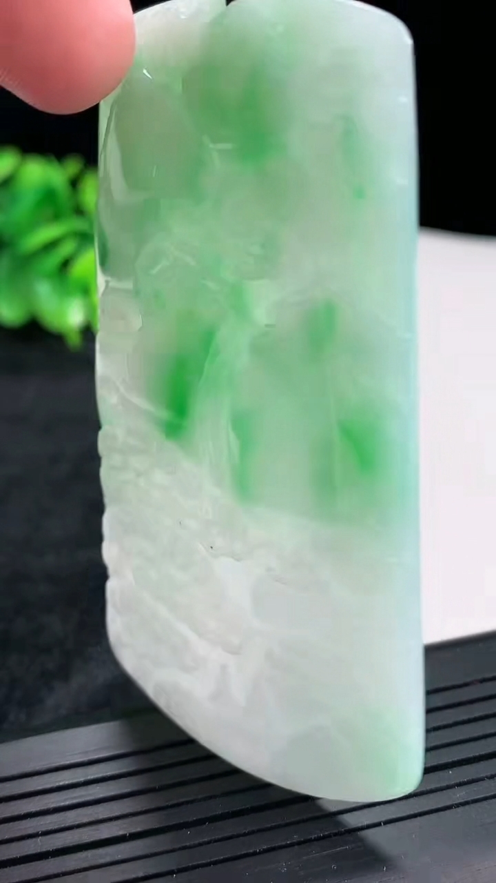 天然A货翡翠山水牌吊坠，尺寸76.8-42-5重量:41.21g
4月22日