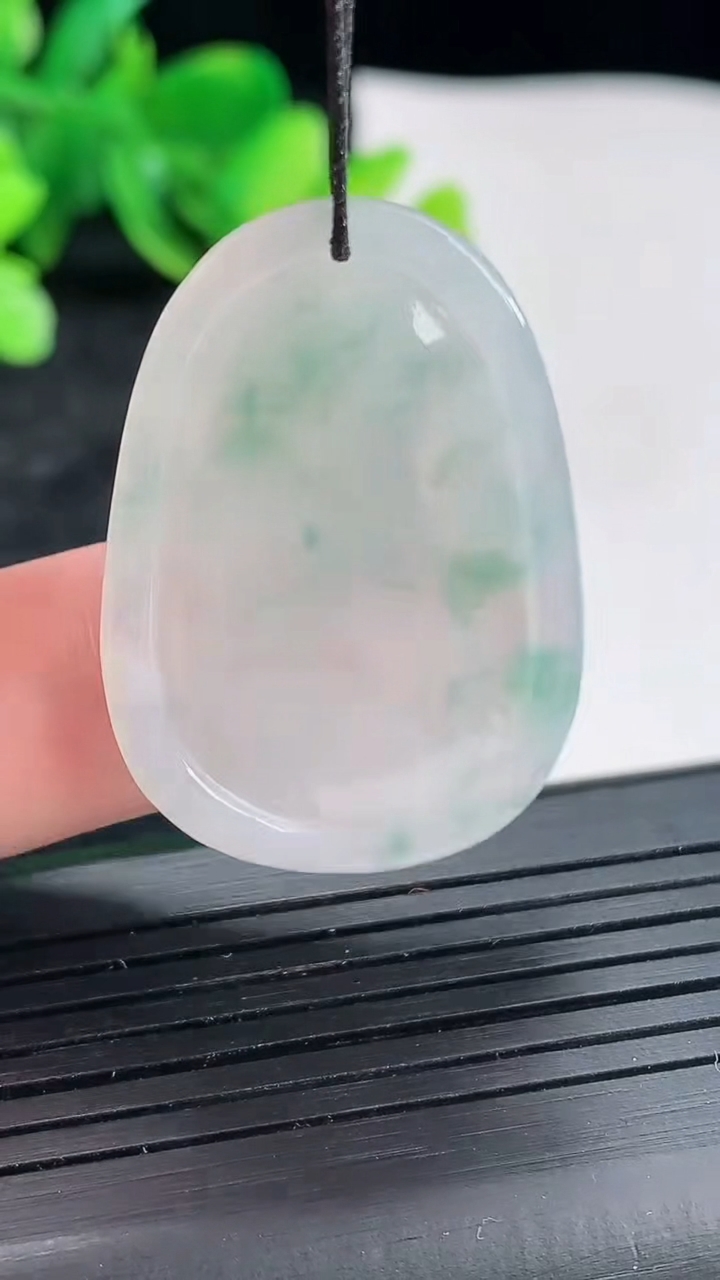 天然A货翡翠飘花虚空藏菩萨吊坠，尺寸33.6-24-4重量:5.95g
4月22日