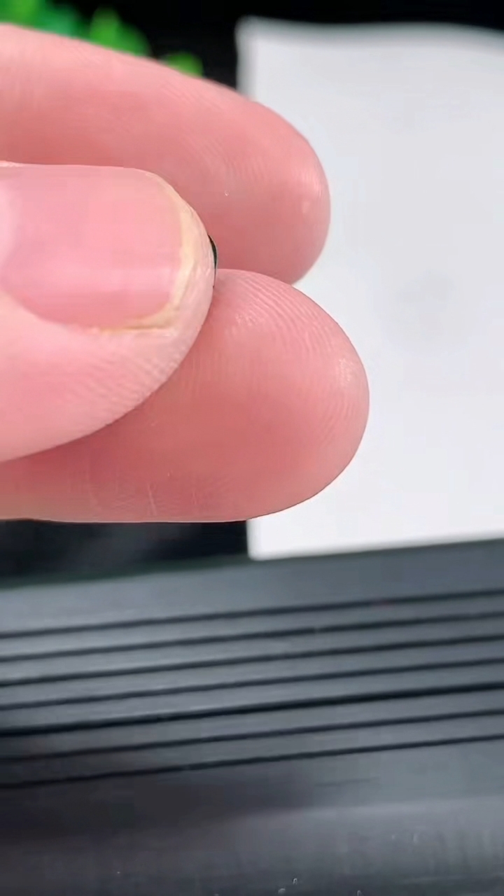 天然A货翡翠蛋面镶嵌件，尺寸8.6-8-3.2重量:0.46g
4月22日