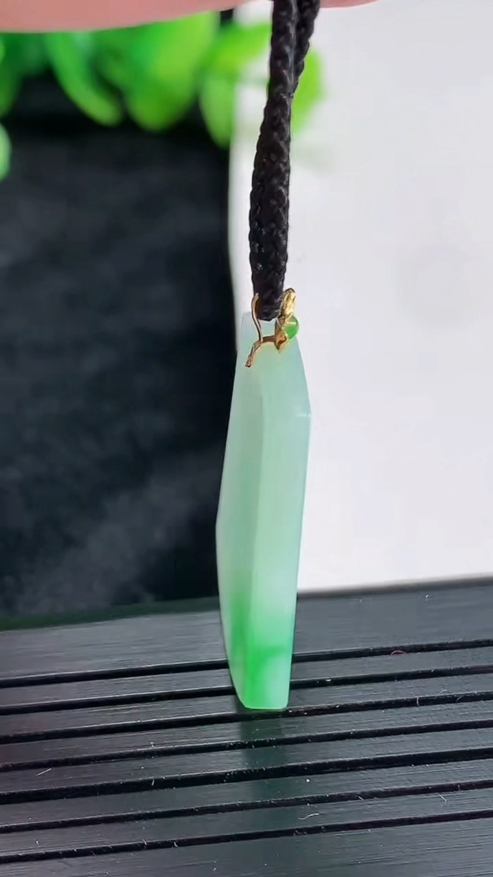 天然A货翡翠无事牌吊坠，尺寸27-19-2.8重量:4.22g
4月22日