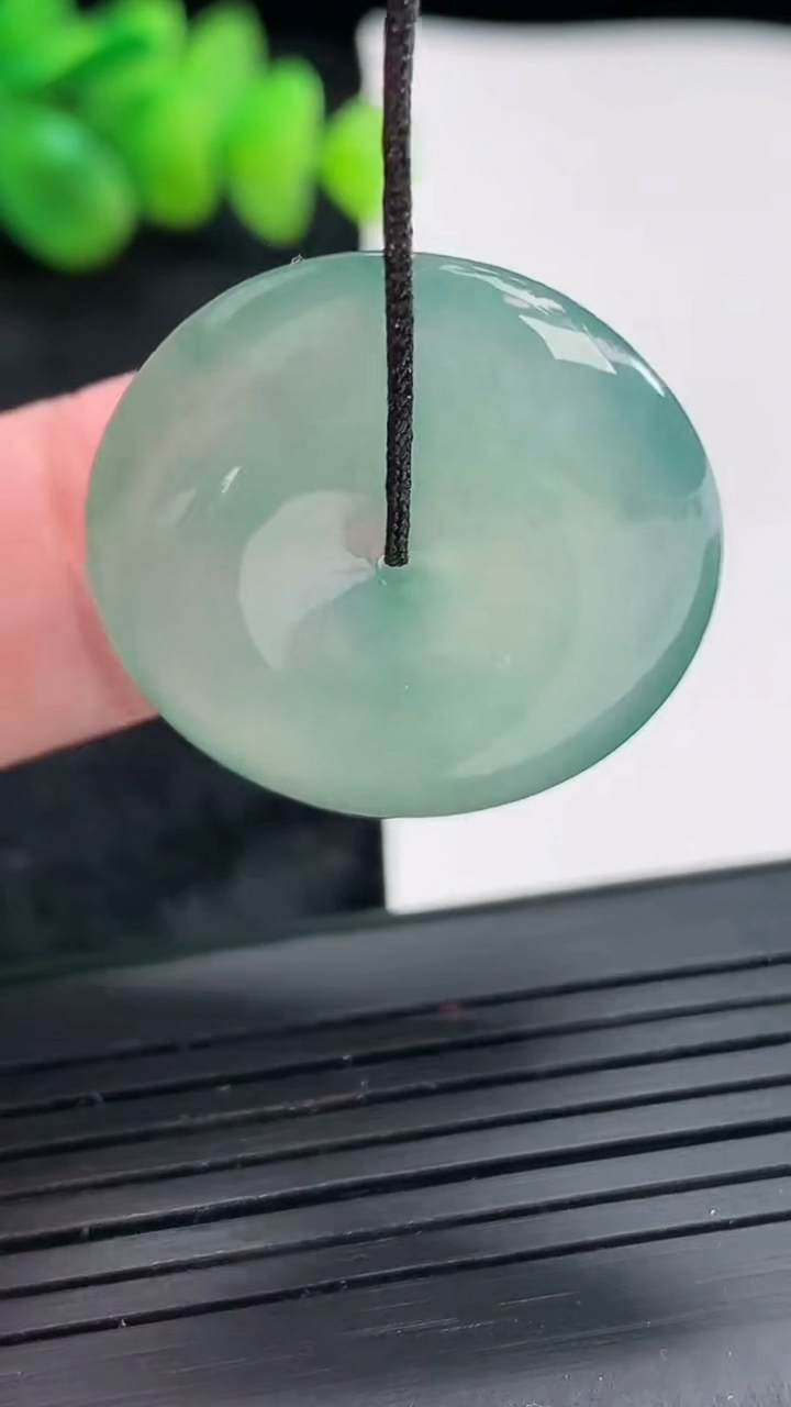 天然A货翡翠平安扣吊坠，尺寸26-5.6重量:8.08g
4月22日