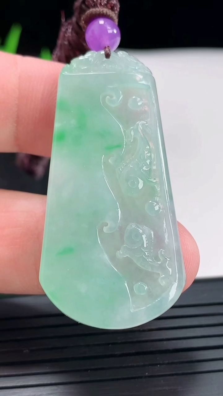 天然A货翡翠年年有余吊坠，尺寸46-23.5-4.5重量:12.36g
4月22日