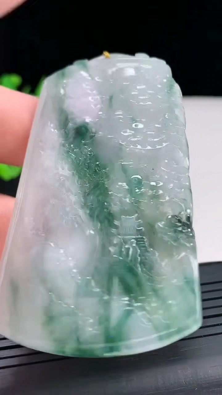 天然A货翡翠牌吊坠，尺寸74-40.6-5.5重量:41.43g
4月22日