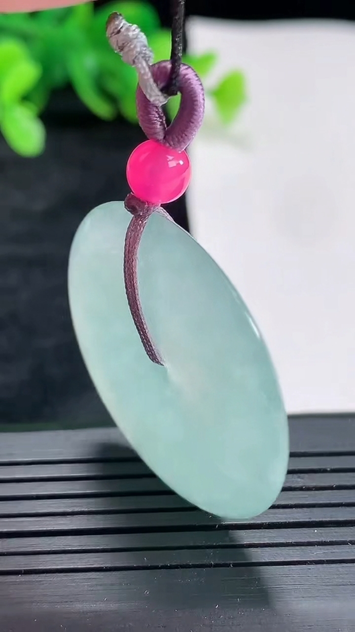 天然A货翡翠平安扣吊坠，尺寸35-5.2重量:14.37g
4月22日