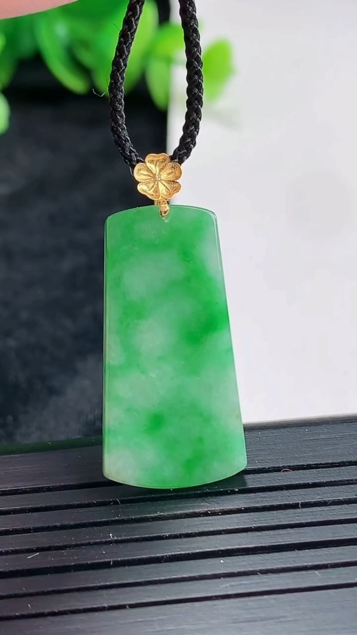 天然A货翡翠无事牌吊坠，尺寸28-15-2.5重量:3.43g
4月22日