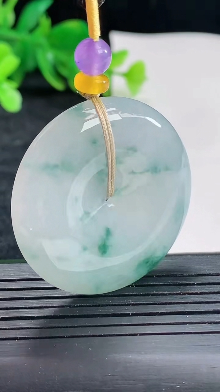 天然A货翡翠飘花平安扣吊坠，尺寸38-7.2重量:22.30g
4月22日