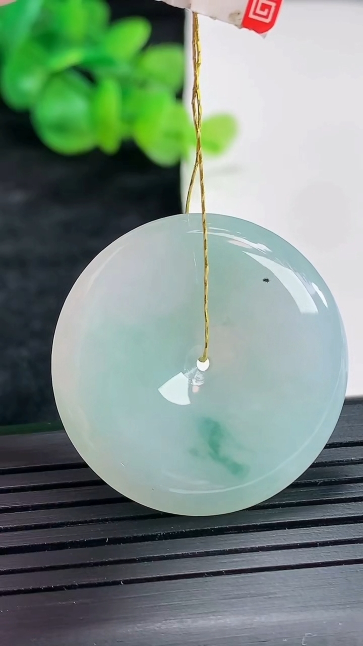 天然A货翡翠飘花平安扣吊坠，尺寸30.5-5重量:10.53g
4月22日