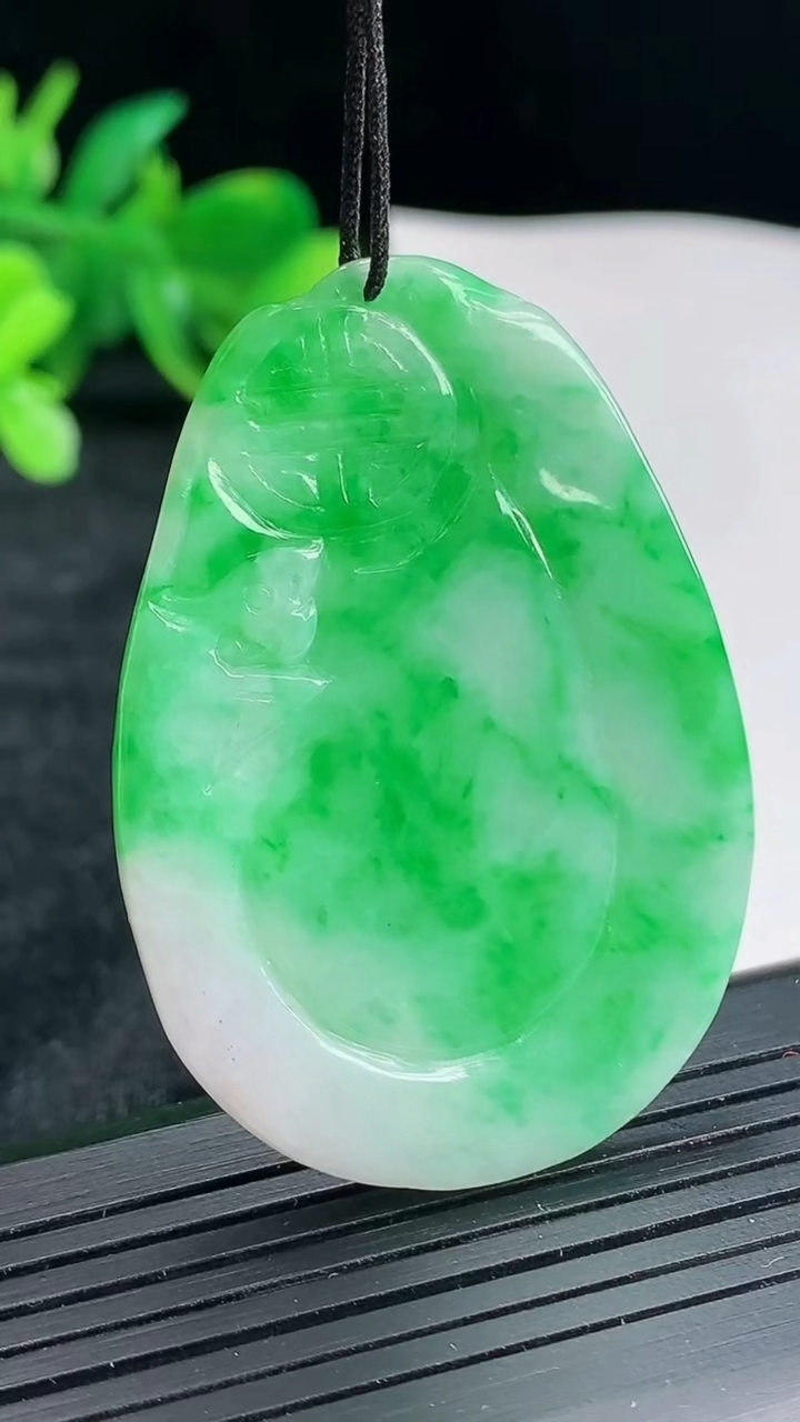 天然A货翡翠仿古龙牌吊坠，尺寸50-35-4重量:14.32g
4月22日