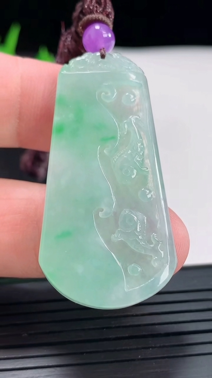 天然A货翡翠年年有余吊坠，尺寸46-23.5-4.5重量:12.36g
4月22日