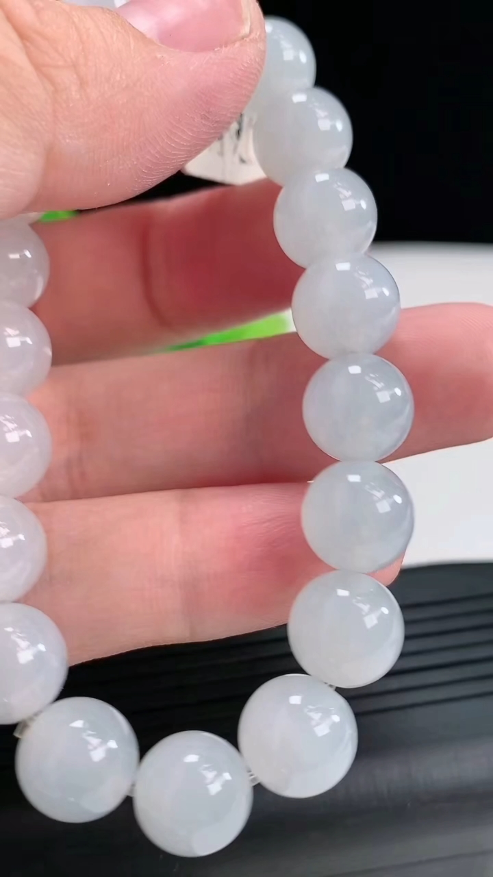 天然A货翡翠种白冰圆珠手串，尺寸10重量:35.49g4月22日
工厂直销收藏佳品,种好水足，色泽均匀，有种有色，上手高大气！